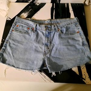 Levi Distressed Shorts (mom fit)